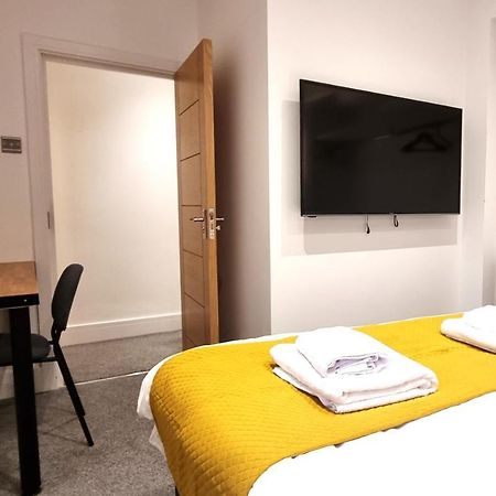 Spacious 6 Bedroom House, 4 Bathrooms, Central, 2 Parking Spaces 스윈던 외부 사진