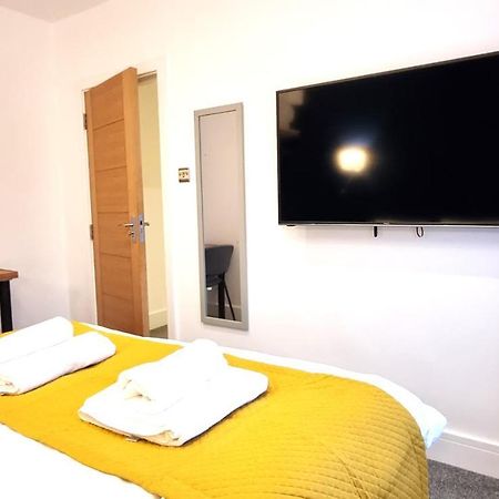 Spacious 6 Bedroom House, 4 Bathrooms, Central, 2 Parking Spaces 스윈던 외부 사진