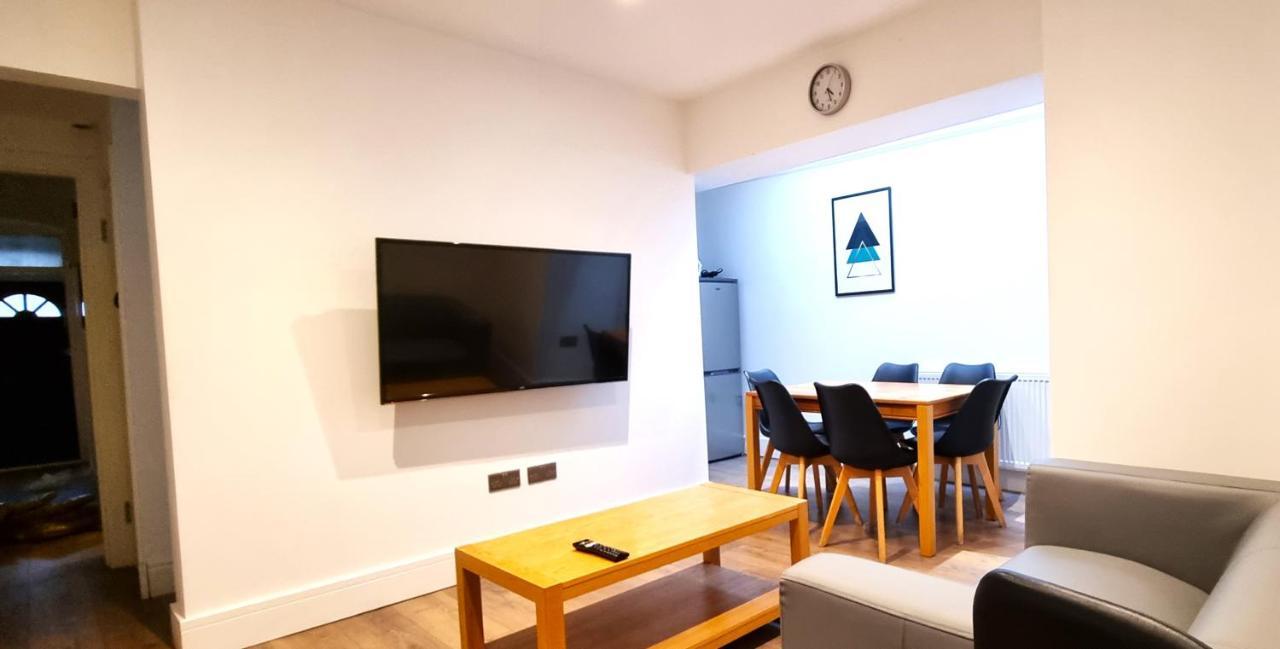 Spacious 6 Bedroom House, 4 Bathrooms, Central, 2 Parking Spaces 스윈던 외부 사진