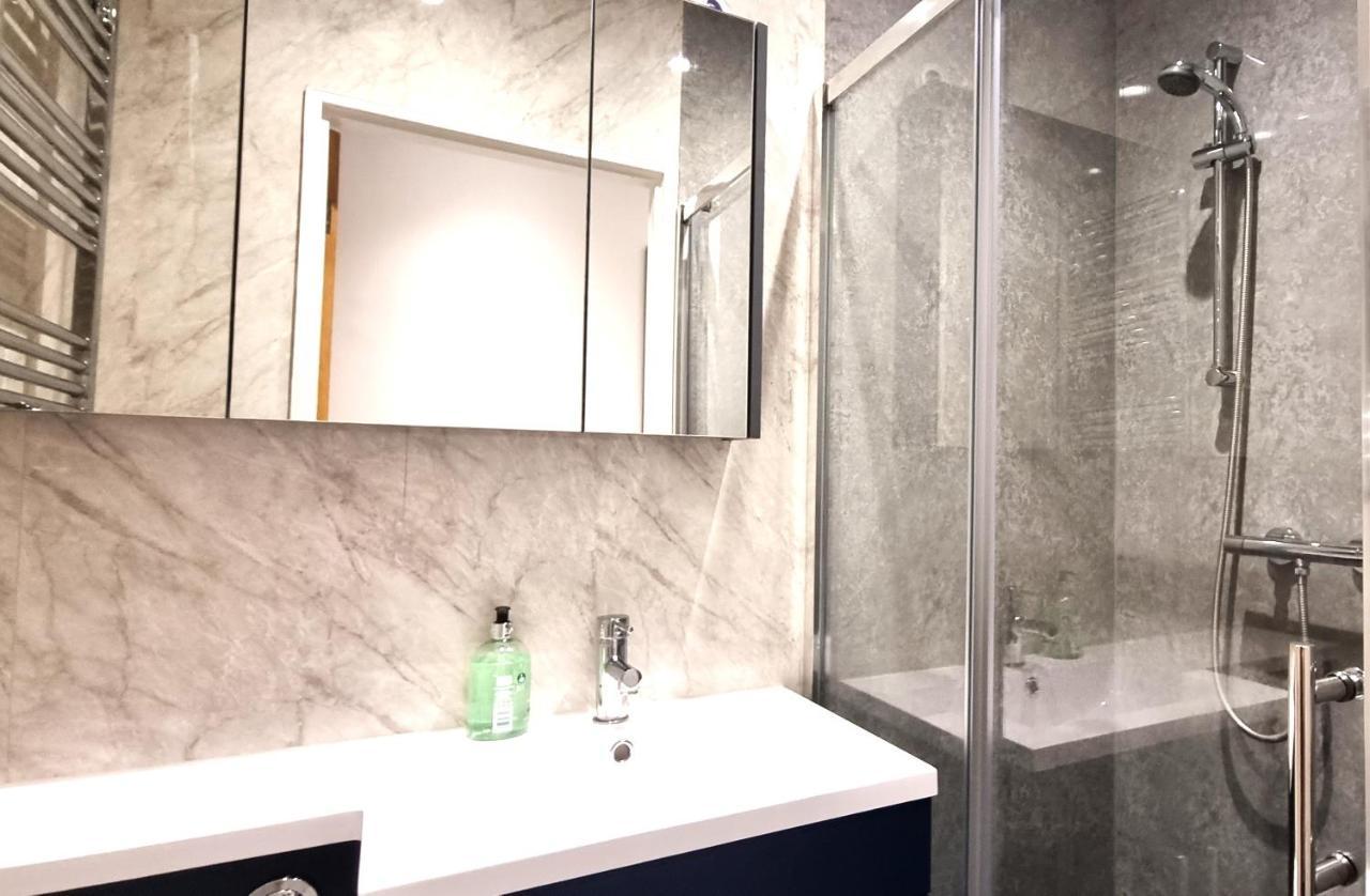 Spacious 6 Bedroom House, 4 Bathrooms, Central, 2 Parking Spaces 스윈던 외부 사진