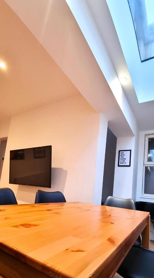 Spacious 6 Bedroom House, 4 Bathrooms, Central, 2 Parking Spaces 스윈던 외부 사진
