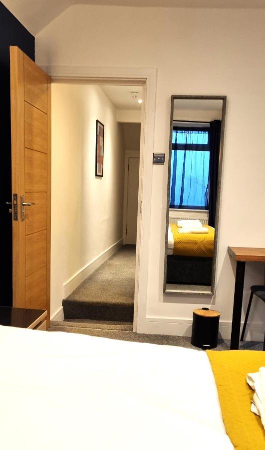 Spacious 6 Bedroom House, 4 Bathrooms, Central, 2 Parking Spaces 스윈던 외부 사진