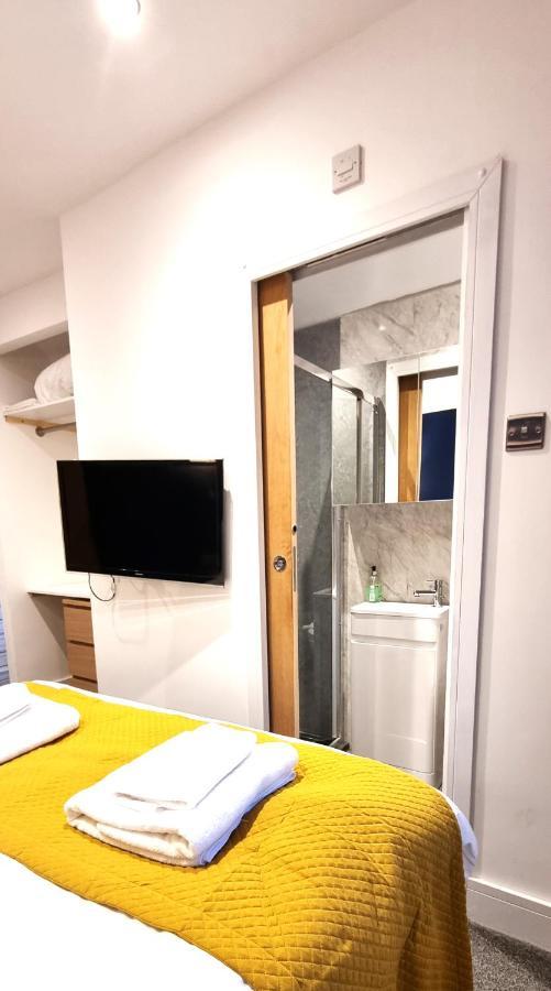 Spacious 6 Bedroom House, 4 Bathrooms, Central, 2 Parking Spaces 스윈던 외부 사진