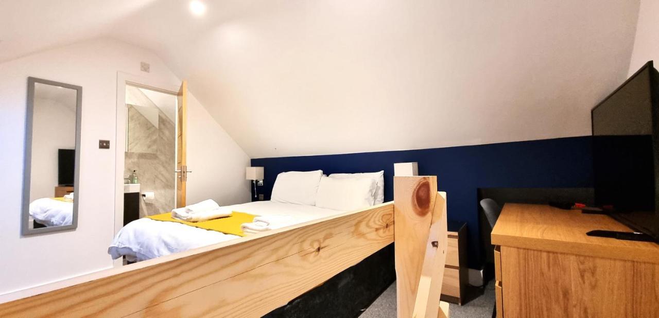 Spacious 6 Bedroom House, 4 Bathrooms, Central, 2 Parking Spaces 스윈던 외부 사진