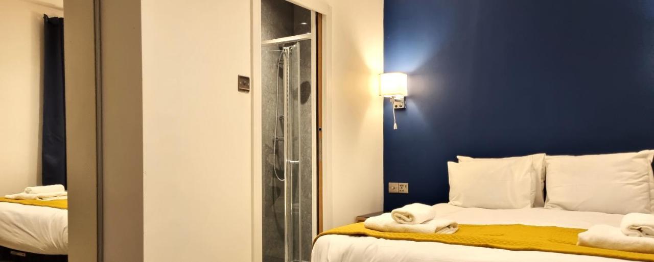 Spacious 6 Bedroom House, 4 Bathrooms, Central, 2 Parking Spaces 스윈던 외부 사진