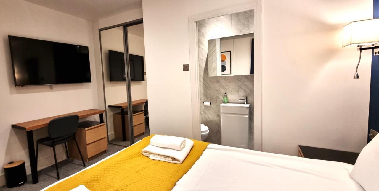 Spacious 6 Bedroom House, 4 Bathrooms, Central, 2 Parking Spaces 스윈던 외부 사진