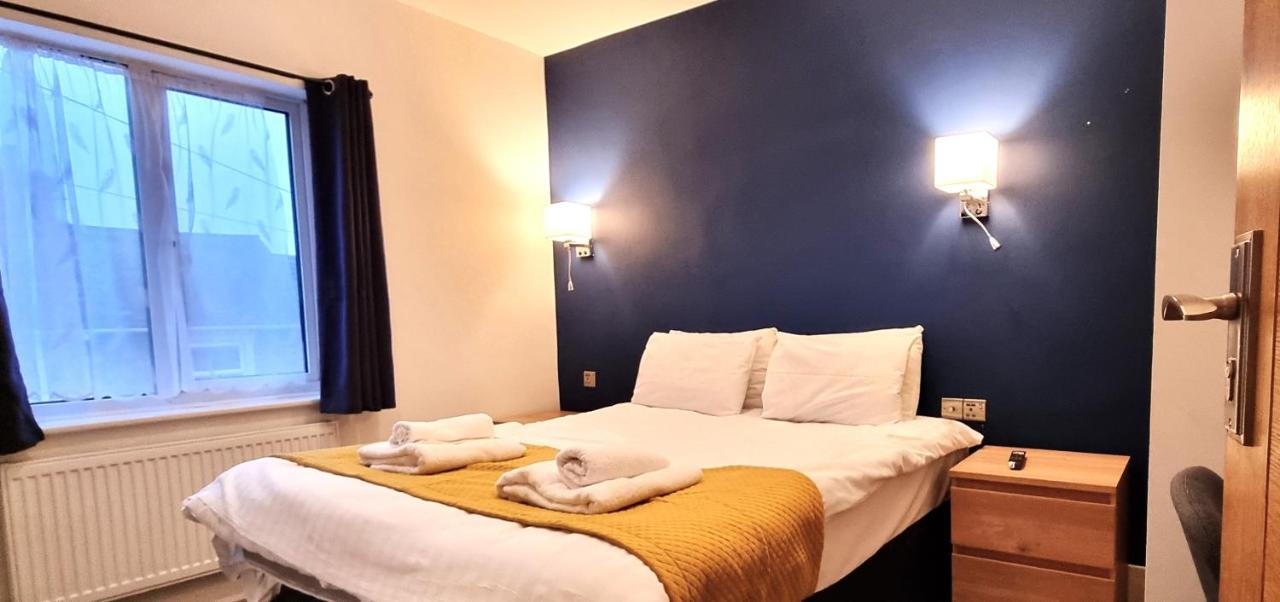 Spacious 6 Bedroom House, 4 Bathrooms, Central, 2 Parking Spaces 스윈던 외부 사진