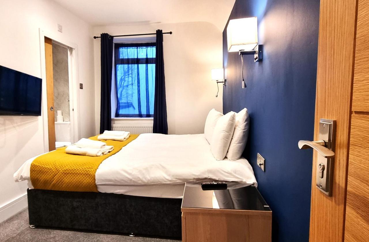 Spacious 6 Bedroom House, 4 Bathrooms, Central, 2 Parking Spaces 스윈던 외부 사진