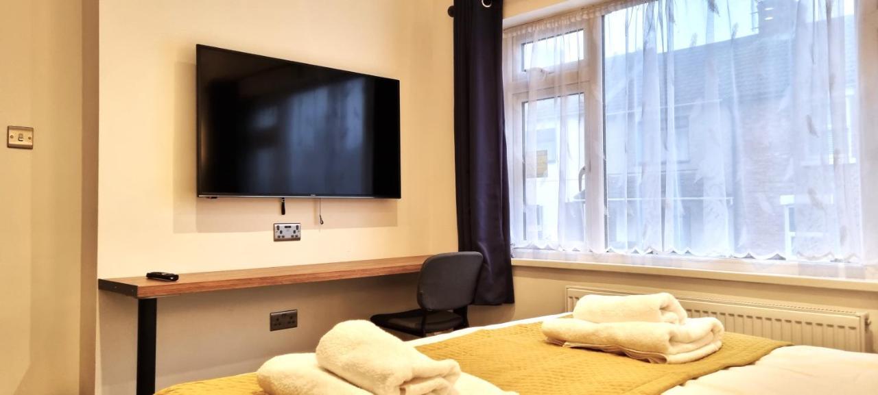 Spacious 6 Bedroom House, 4 Bathrooms, Central, 2 Parking Spaces 스윈던 외부 사진