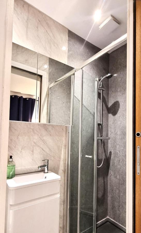 Spacious 6 Bedroom House, 4 Bathrooms, Central, 2 Parking Spaces 스윈던 외부 사진