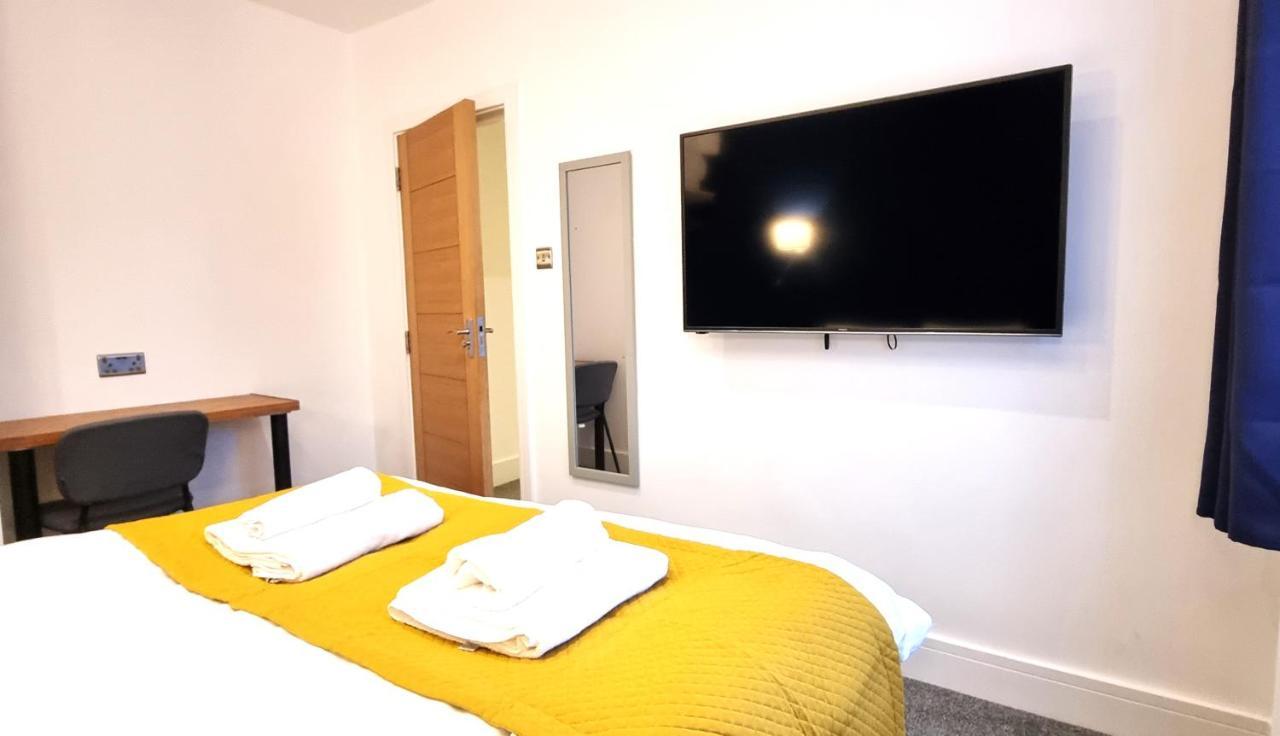 Spacious 6 Bedroom House, 4 Bathrooms, Central, 2 Parking Spaces 스윈던 외부 사진
