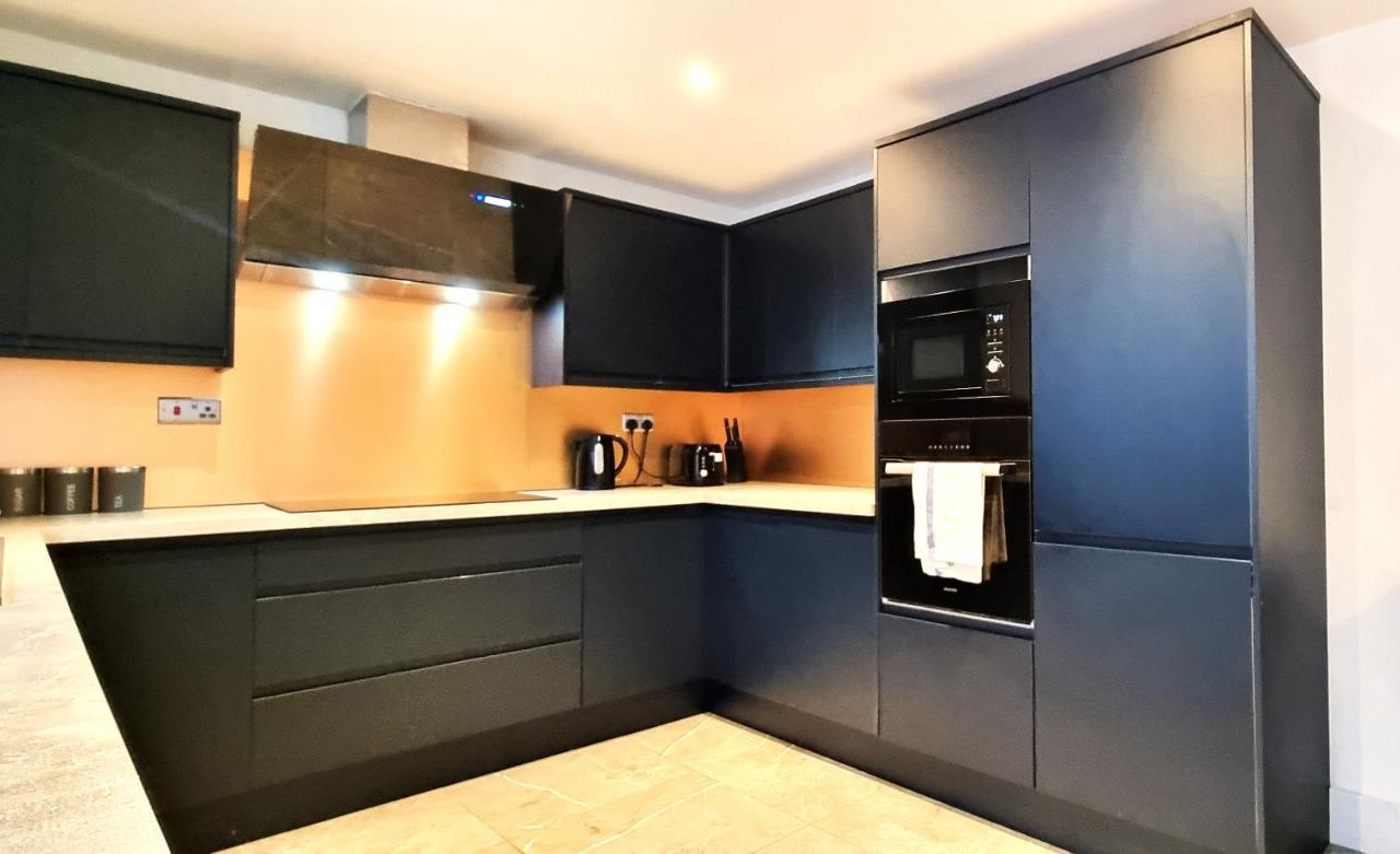Spacious 6 Bedroom House, 4 Bathrooms, Central, 2 Parking Spaces 스윈던 외부 사진