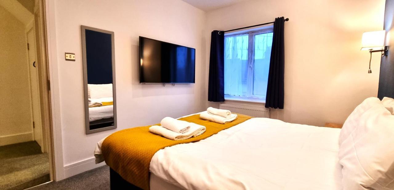 Spacious 6 Bedroom House, 4 Bathrooms, Central, 2 Parking Spaces 스윈던 외부 사진